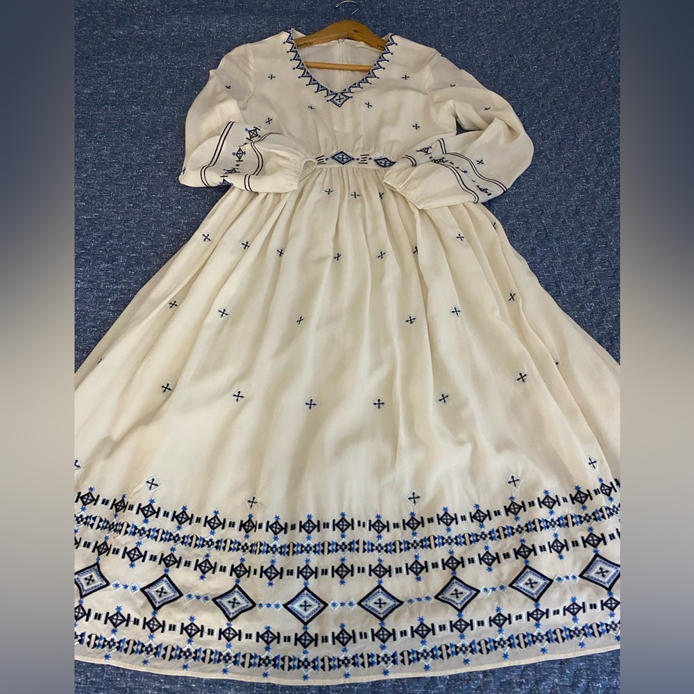 100% SILK Luxe Ivory and Blue Patterned Long Sleeve Dress - Picture 7 of 13